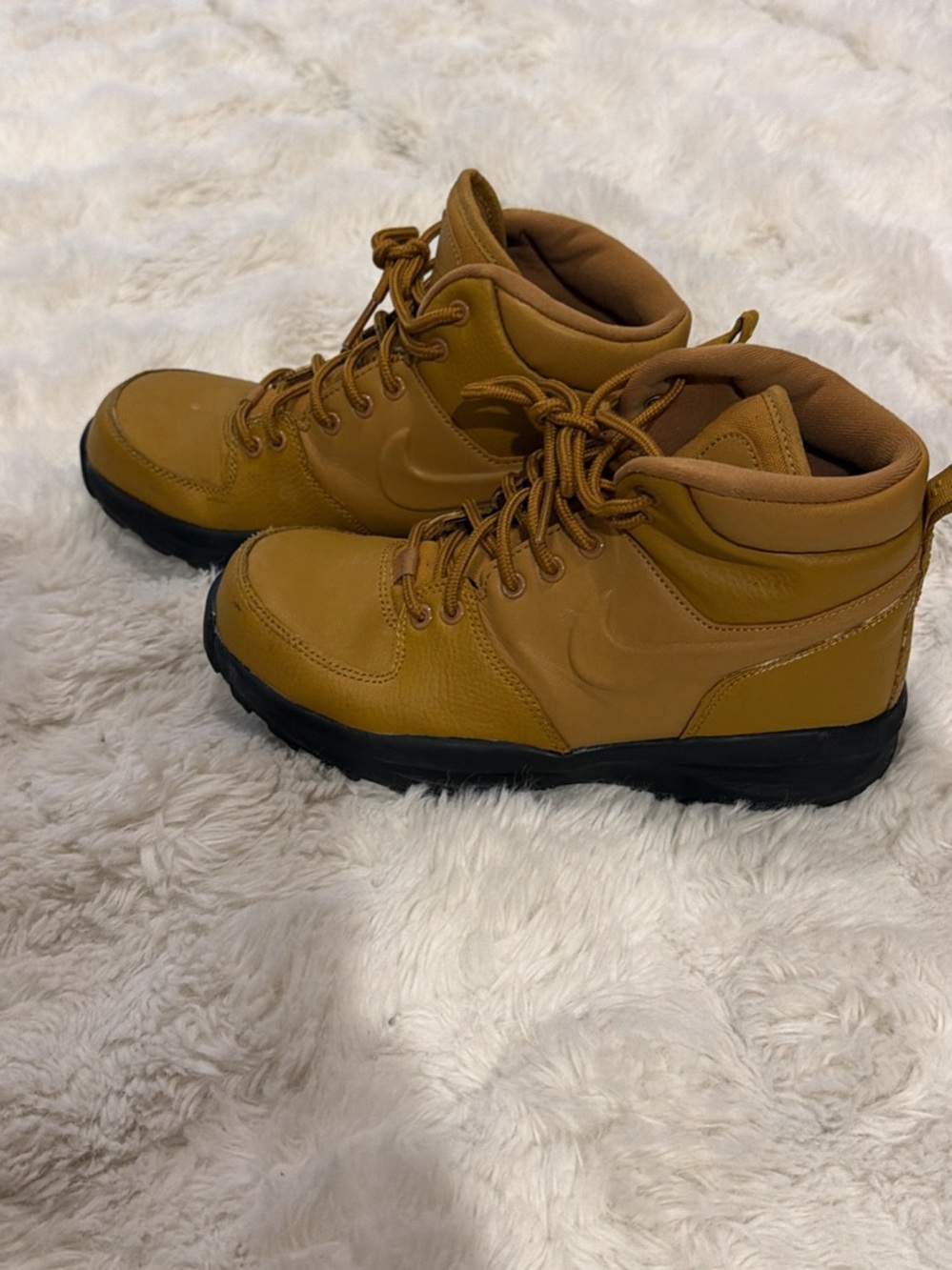 Nike boys size 6 Brown High-Top Leather Boots with Black Sole